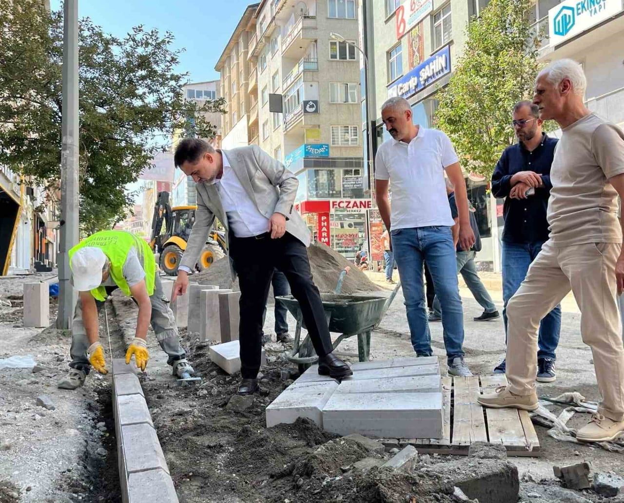 YAKUTİYE BELEDİYE BAŞKANI MAHMUT UÇAR, İLÇEDE YÜRÜTÜLEN ÜSTYAPI VE YENİLEME ÇALIŞMALARINI YERİNDE...
