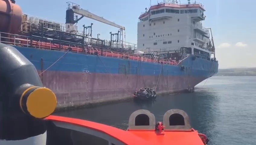 YALOVA AÇIKLARINDA MAKİNE ARIZASI NEDENİYLE DEMİR TARAMAYA BAŞLAYAN TANKER, RÖMORKÖR EŞLİĞİNDE...