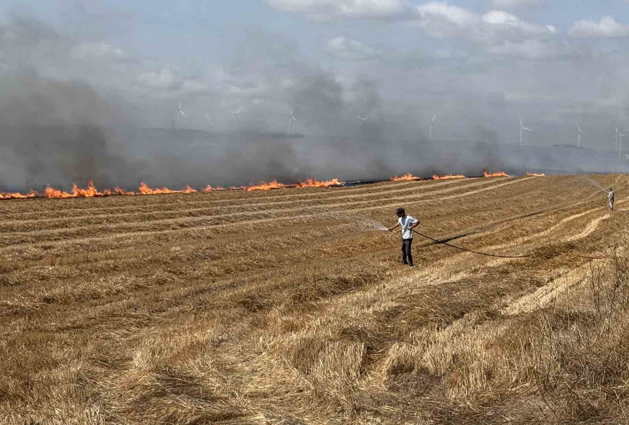 YANGIN, SAAT 13.45 SIRALARINDA SİLİVRİ AKÖREN MAHALLESİ'NDE ÇIKTI. ANIZ YANGINI OLARAK BAŞLAYAN...