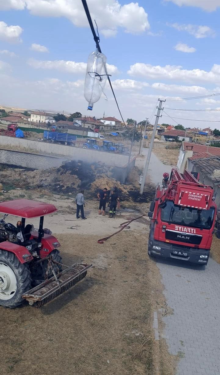 YANGINDA ÇİFTÇİNİN SAMAN BALYALARI YANDI