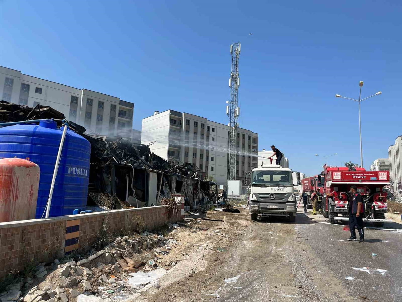 YANGINDA KONTEYNER YATAKHANE KULLANILMAZ HALE GELDİ.