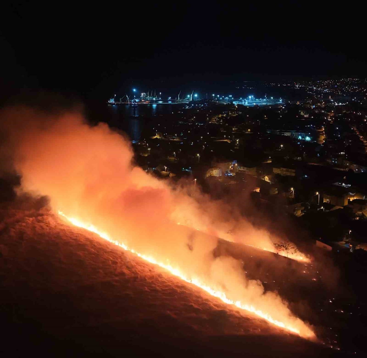 YANGININ YERLEŞİM ALANINA YAKIN OLMASI NEDENİYLE VATANDAŞLAR KISA SÜRELİ PANİK YAŞARKEN, BÖLGEYE...