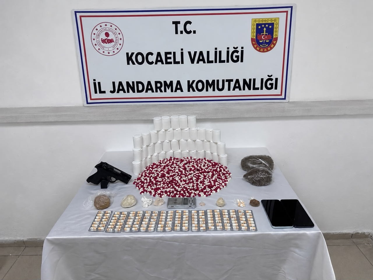 YAPILAN ARAMALARDA; 2 BİN 500 ADET SENTETİK HAP (LYRİCA), 1 KİLO 316 GRAM BONZAİ, 273 GRAM KUBAR...
