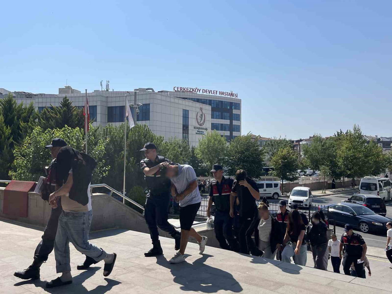 YAPILAN İŞLEMLERİN ARDINDAN GÖZALTINA ALINAN ŞAHISLAR ÇERKEZKÖY ADLİYESİ'NE SEVK EDİLDİ.