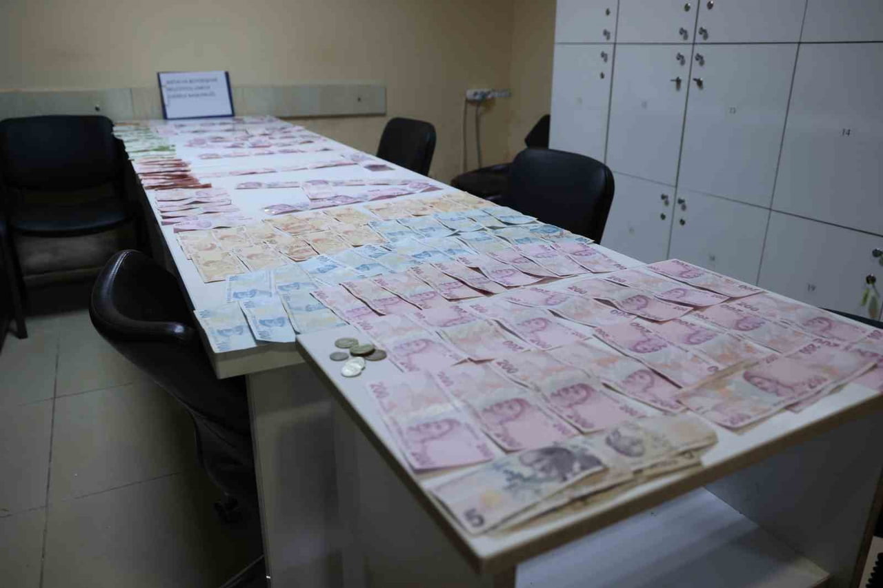 YAPILAN KONTROLDE ŞAHSIN ÜZERİNDE 17 BİN 180 LİRA ELE GEÇİRİLİRKEN, PARAYA YASAL İŞLEMLER...