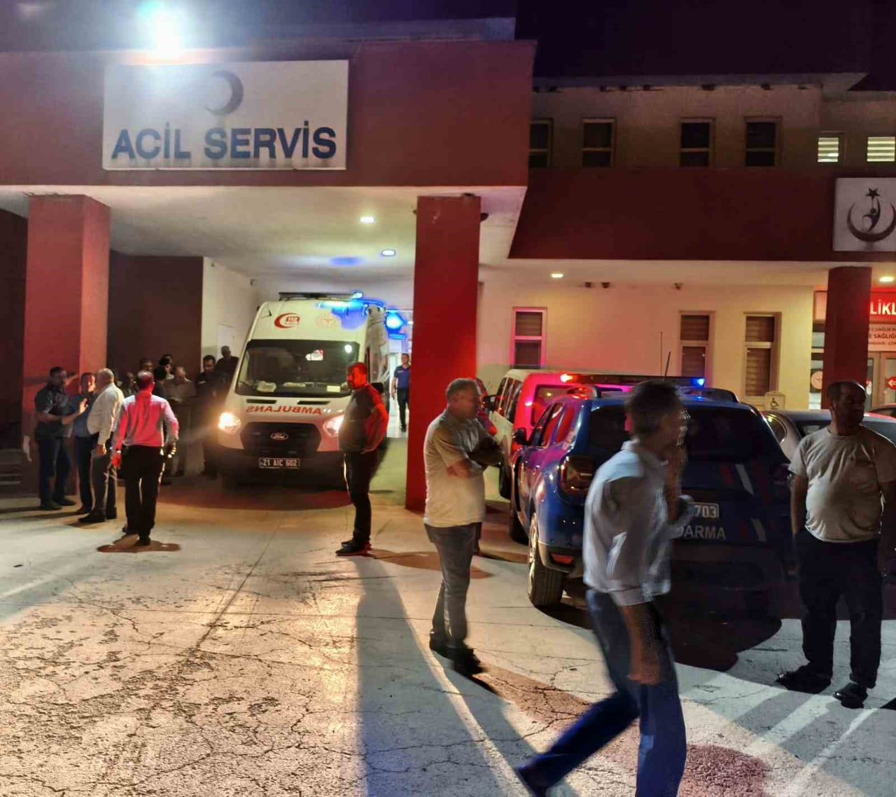 YARALI, ÇÜNGÜŞ DEVLET HASTANESİNDE YAPILAN İLK MÜDAHALENİN ARDINDAN DİYARBAKIR GAZİ YAŞARGİL...