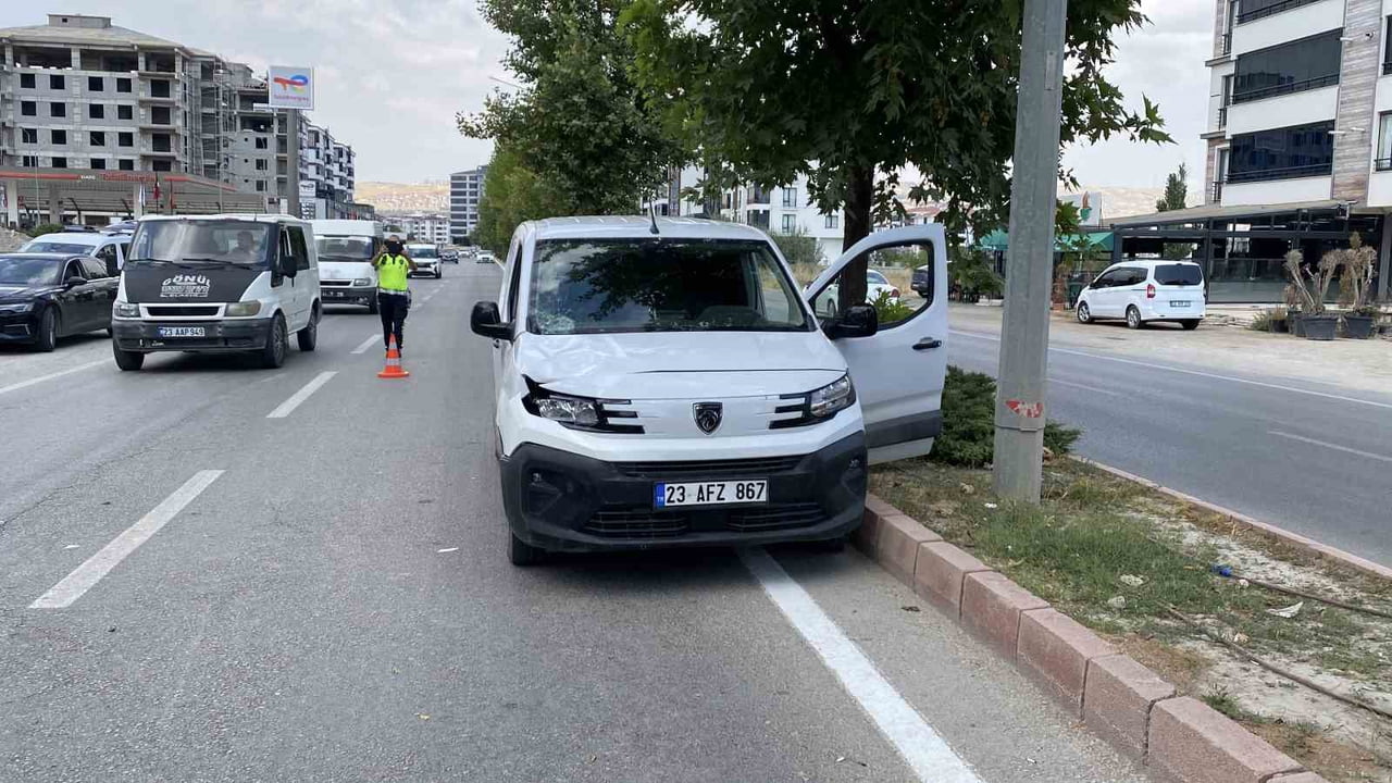 YARALI, OLAY YERİNDE YAPILAN İLK MÜDAHALELERİN ARDINDAN AMBULANSLA FIRAT ÜNİVERSİTESİ HASTANESİNE...