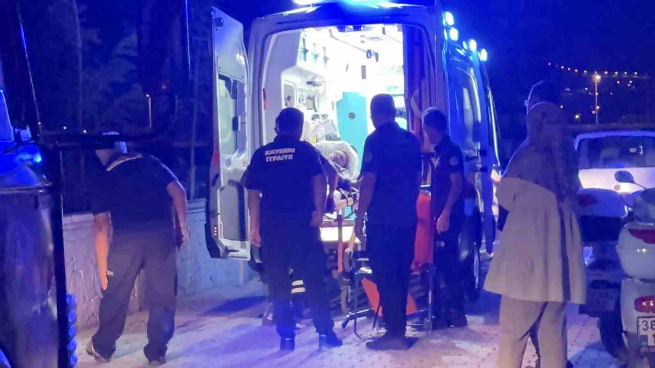YARALI ŞAHSIN AMBULANSA BİNDİRİLMESİ
