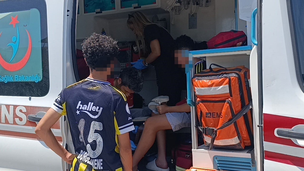 YARALILAR 112 SAĞLIK EKİPLERİNİN OLAY YERİNDEKİ İLK MÜDAHALESİNİN ARDINDAN AMBULANSLA HASTANEYE...