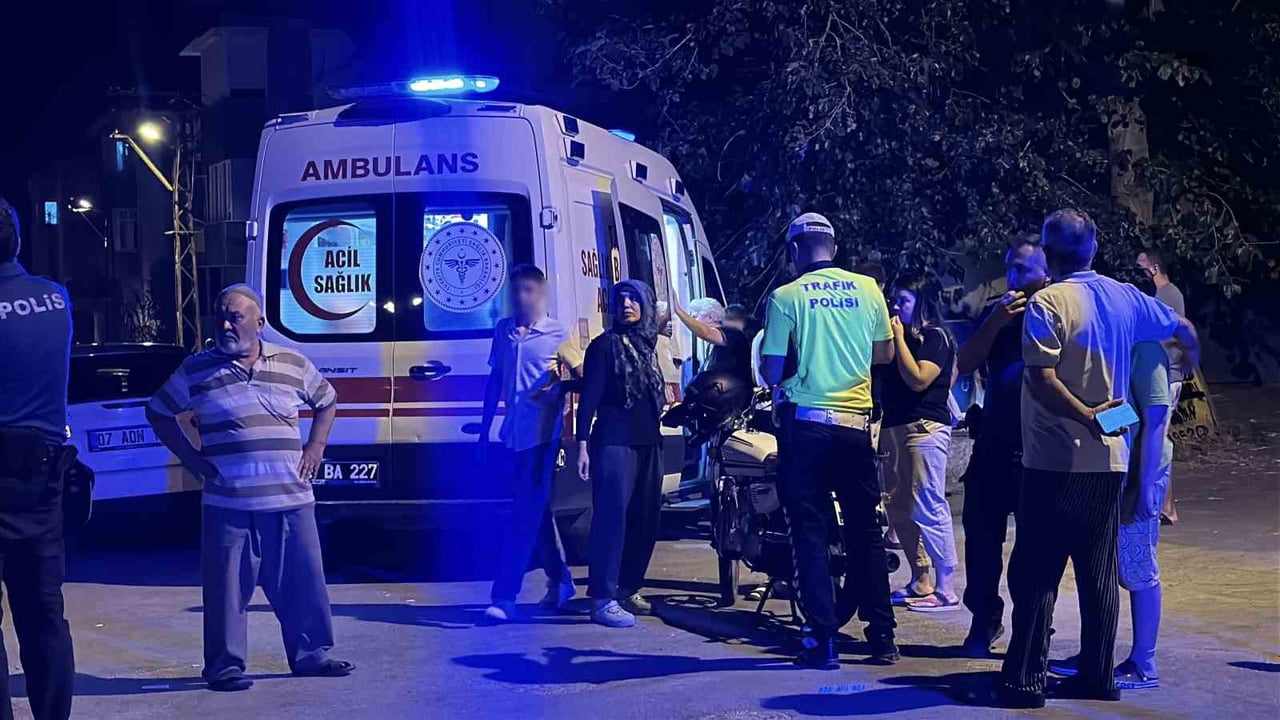 YARALILAR SAĞLIK EKİPLERİ TARAFINDAN YAPILAN İLK MÜDAHALENİN ARDINDAN AMBULANSLARLA BURDUR DEVLET...