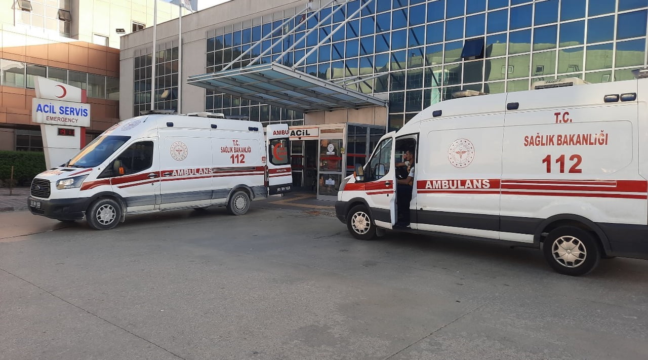 YARALILAR SAĞLIK EKİPLERİNCE HASTANEYE KALDIRILDI