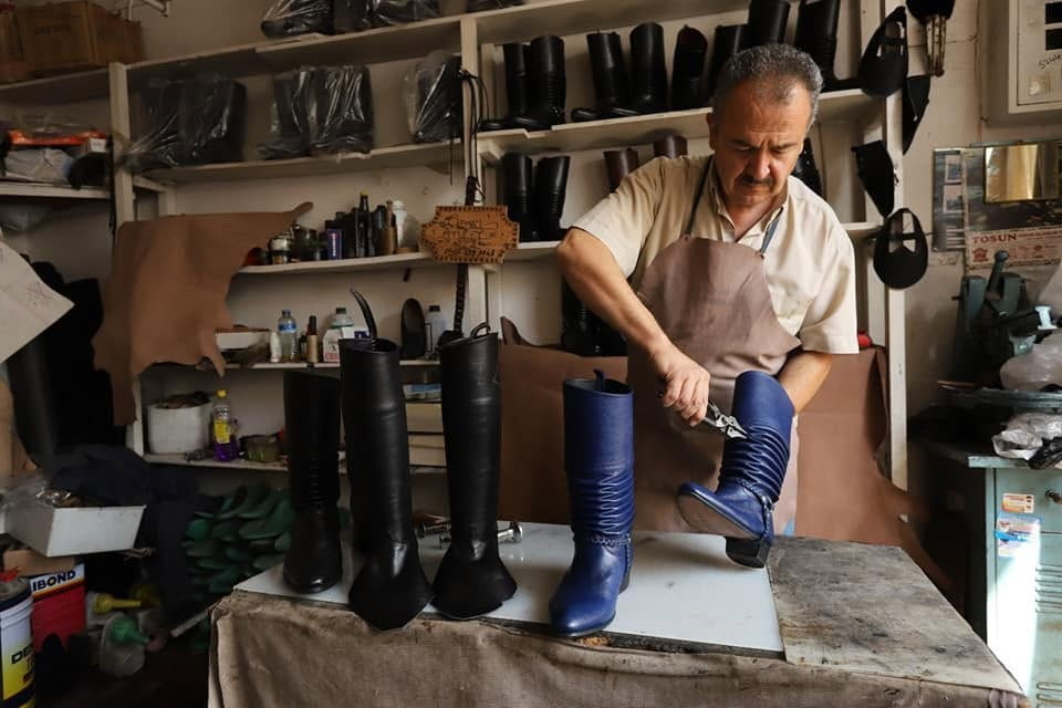 YARIM ASIRLIK EMEK: UNUTULMAYA YÜZ TUTMUŞ KÖRÜKLÜ ÇİZME ZANAATINI YAŞATIYOR