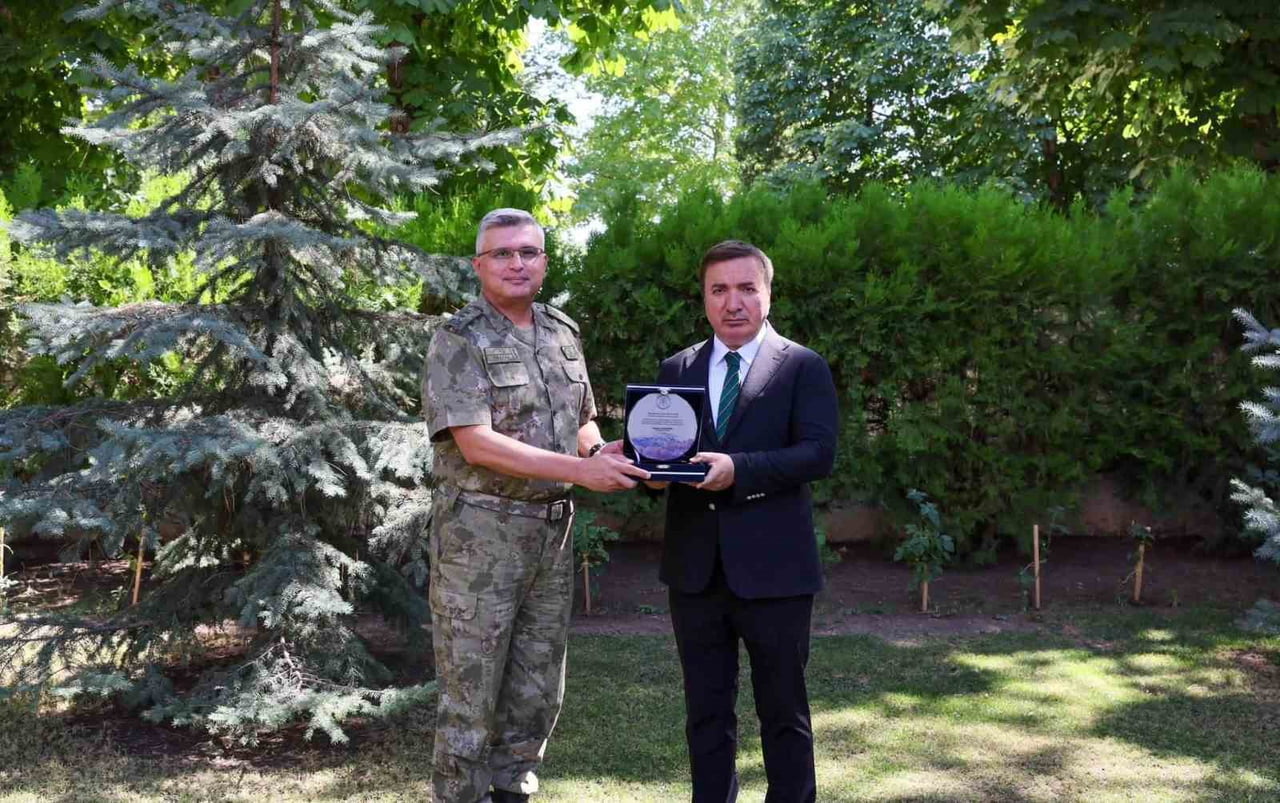 YAŞ KARARIYLA EMEKLİYE AYRILAN TÜMGENERAL ATAÇ'TAN VALİ AYDOĞDU'YA VEDA ZİYARETİ