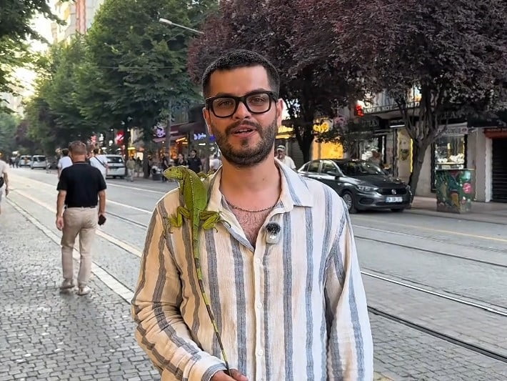 YASİN YILMAZ, EVCİL İGUANASIYLA KENT MERKEZİNDE YÜRÜYÜŞE ÇIKTI