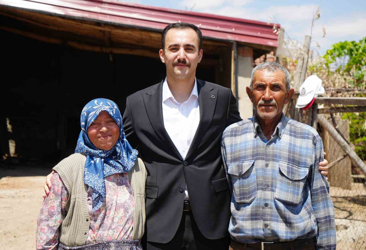 YAŞLI ÇİFTİ ZİYARET EDEN KAYMAKAM MUHAMMED RAŞİT AKTAY (ORTADA) CUMHURBAŞKANI ERDOĞAN'IN...