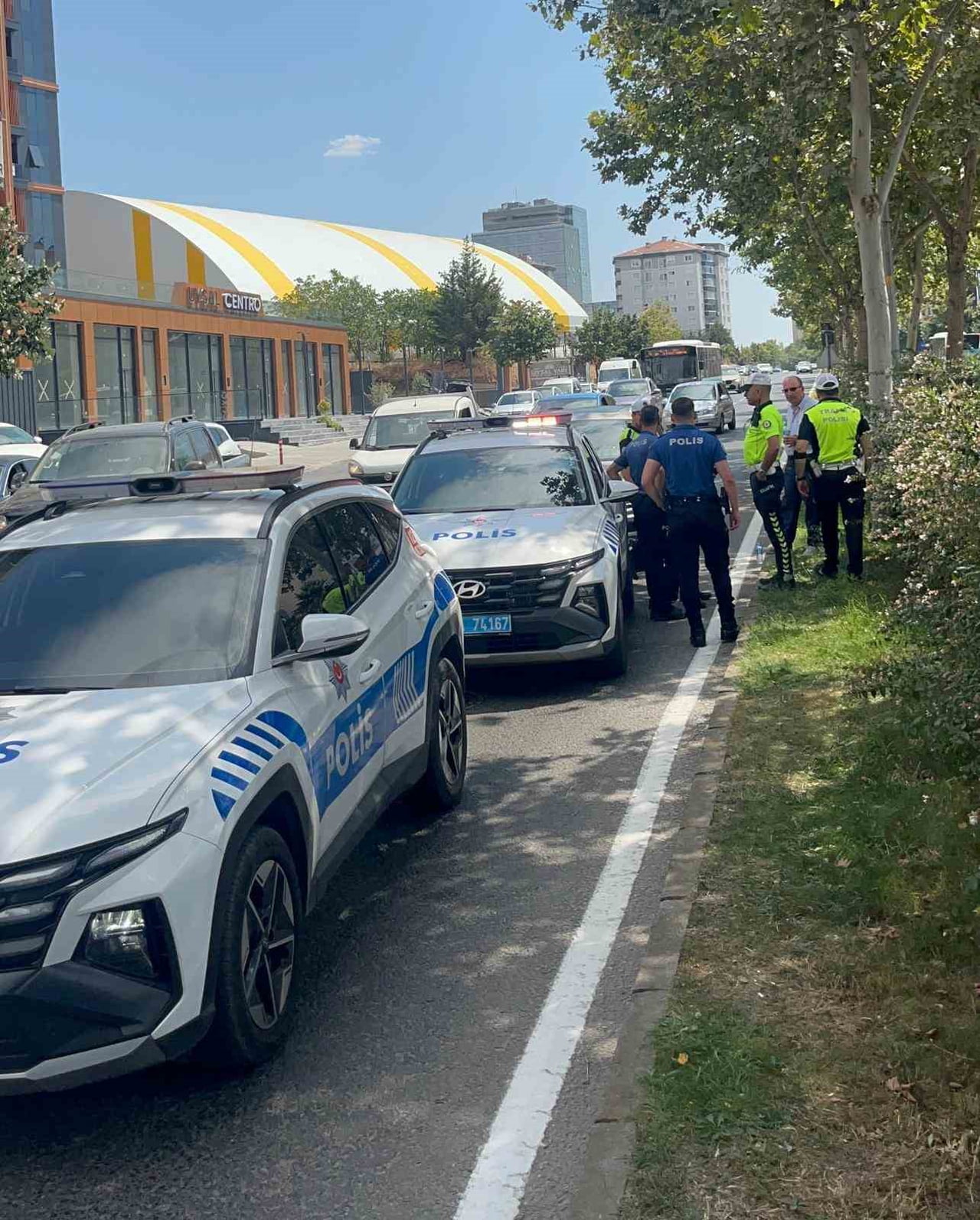YAYALARA YOL VEREN POLİS ARACINA OTOMOBİL ÇARPTI: 1 POLİS YARALI