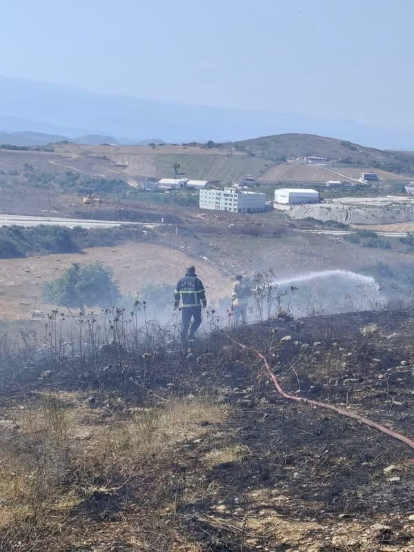 YAYLADAĞI’NIN YALAZ MAHALLESİ’NDE ÇIKAN ARAZİ YANGINI, EKİPLERİN HIZLI MÜDAHALESİYLE GENİŞ ALANA...
