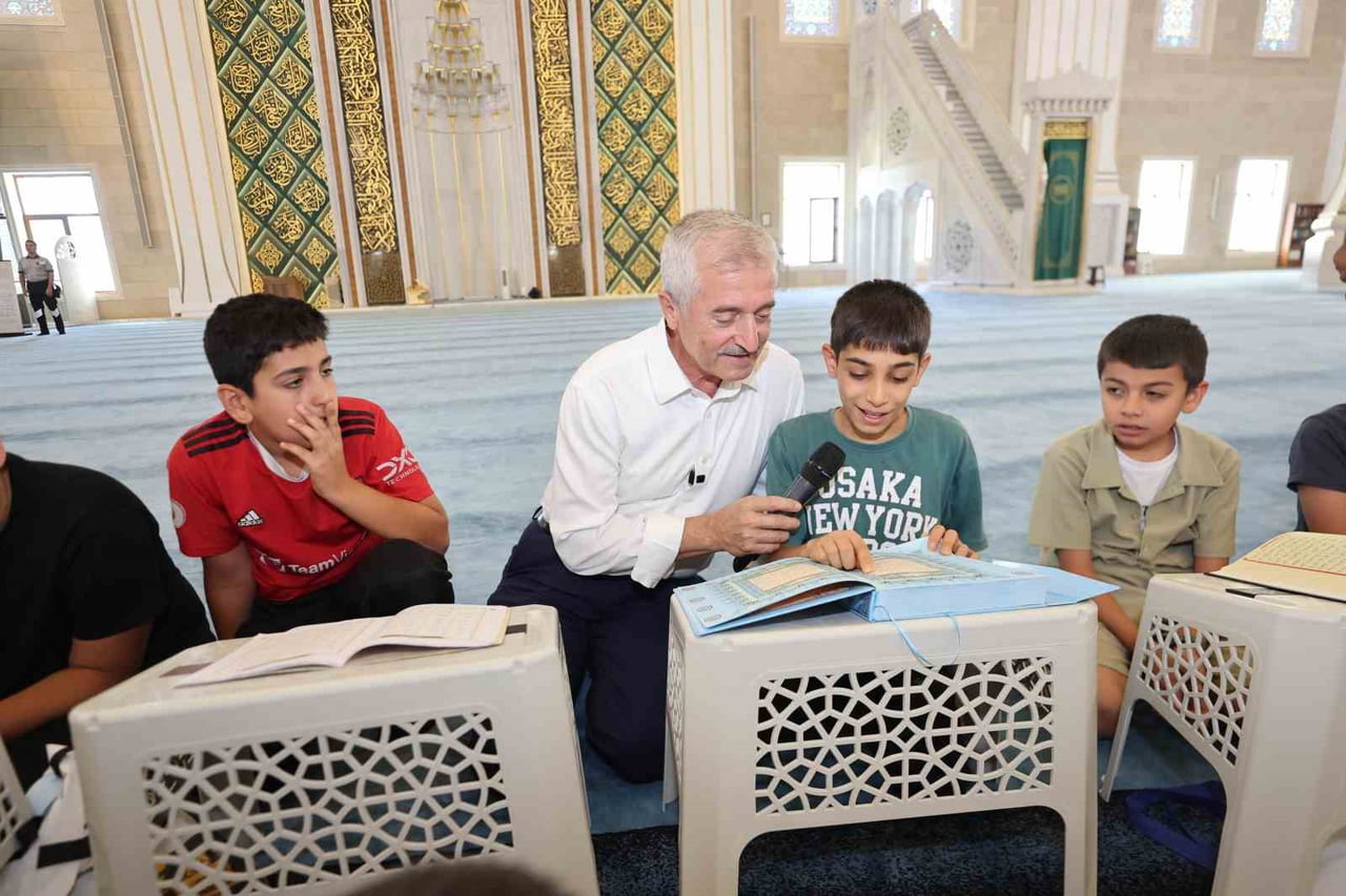 YAZ KUR'AN KURSLARINA KATILAN ÇOCUKLAR, BİR YANDAN KUR'AN-I KERİM OKUMAYI VE NAMAZ KILMAYI...