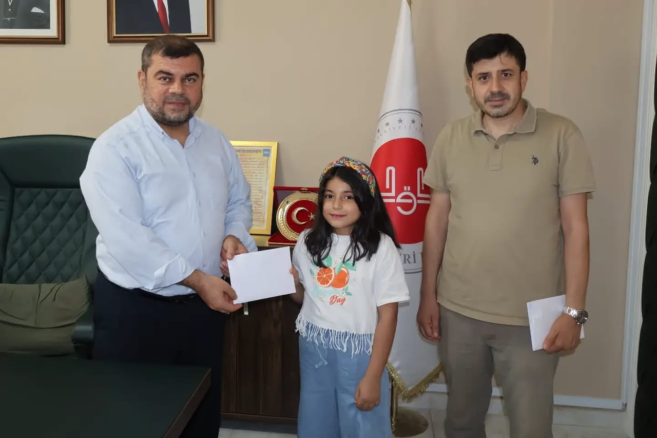 “YAZ KUR’AN KURSU HİKÂYEM” KISA VİDEO YARIŞMASI’NDA DERECEYE GİREN ÖĞRENCİLERE ÖDÜLLERİ TAKDİM...