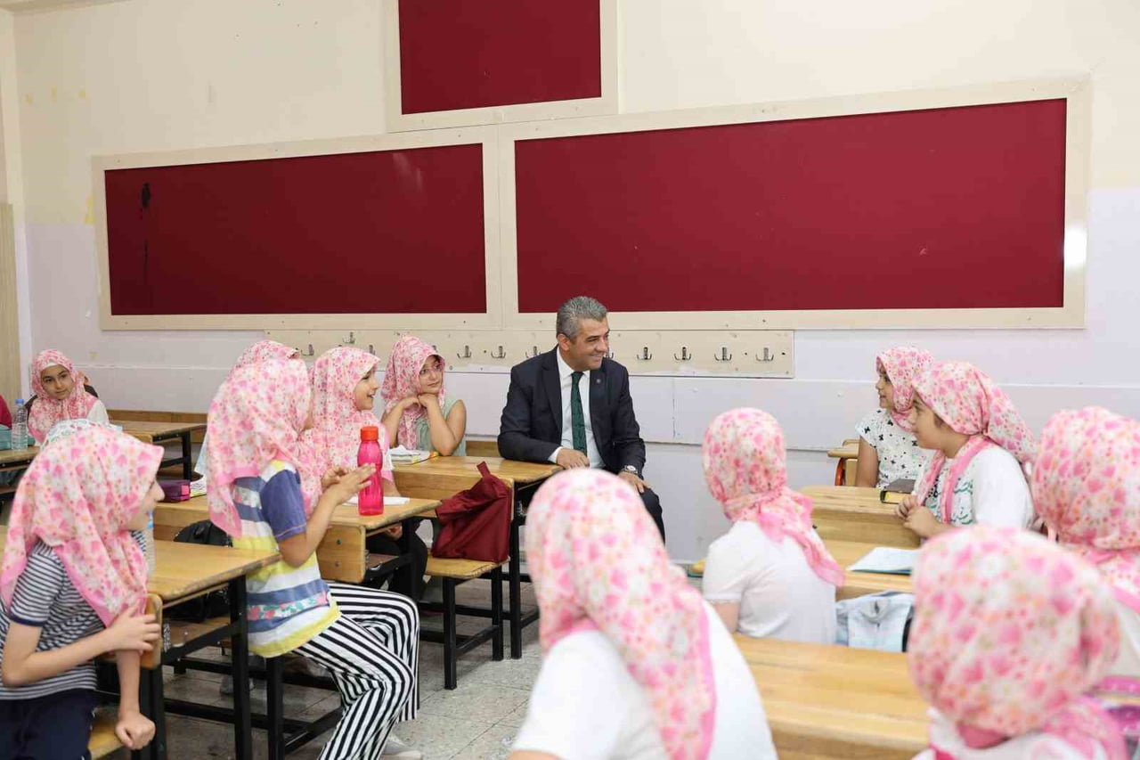 YAZ KURSLARINDA ÇOCUKLARIN NEŞESİ GELECEĞE UMUT OLUYOR