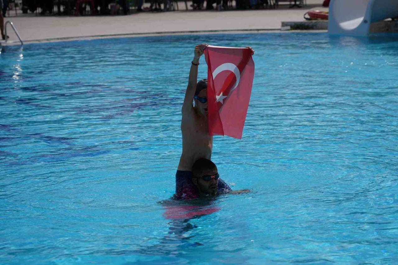 YAZ SPOR OKULLARI SONA ERDİ, YÜZLERCE ÖĞRENCİ SERTİFİKALARINI