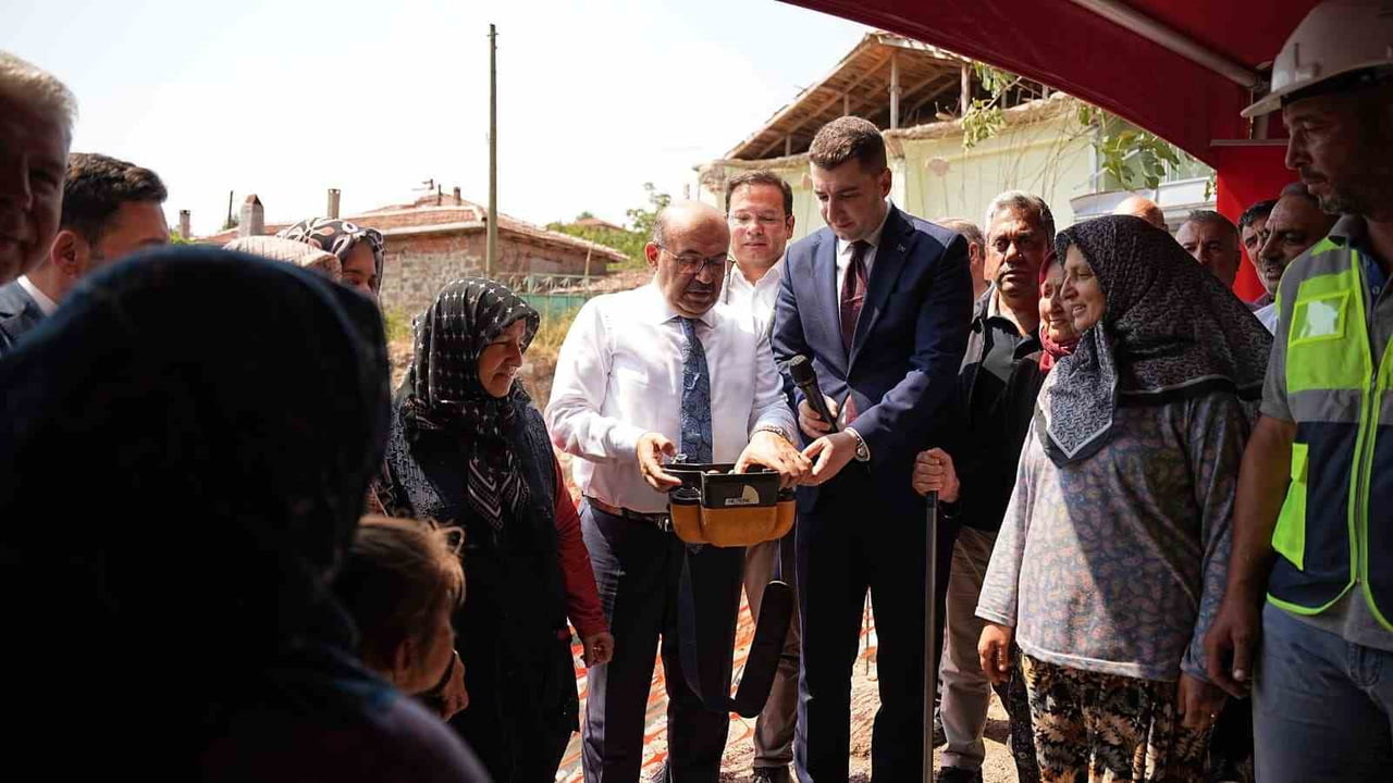 YENİ ATILAN KONUT İÇİN VALİ USTAOĞLU'NUN DÜĞMEYE BASMASI