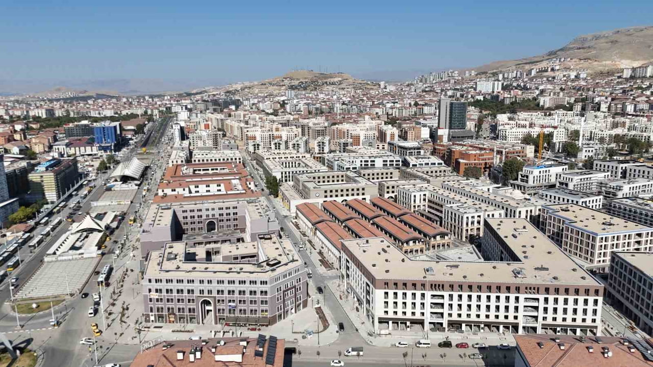 YENİ ÇARŞI'DA TİCARİ HAYAT YENİDEN CANLANIYOR