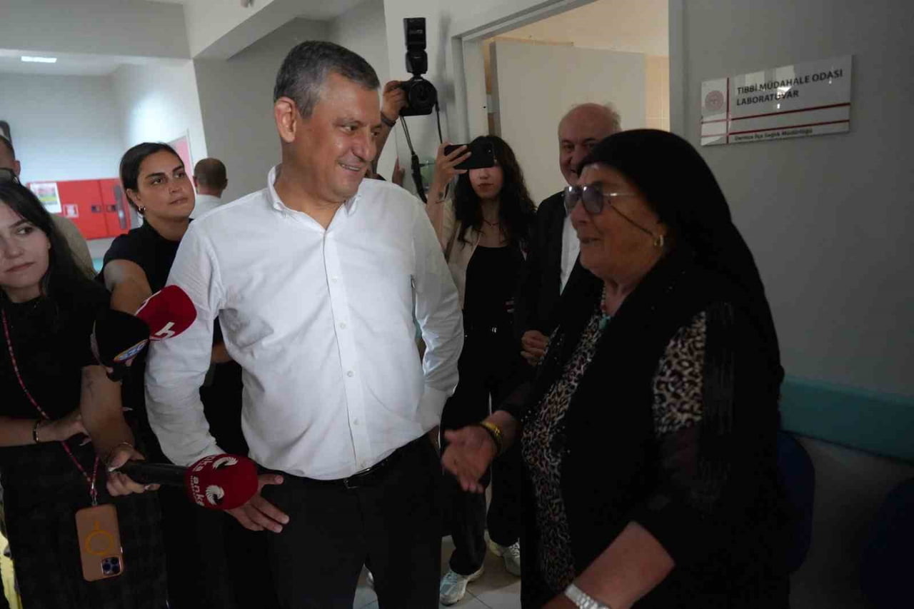 YENİ PARTİ LİDERİ ÖZGÜR ÖZEL İLE BİR VATANDAŞ ARASINDAKİ DİYALOG TEBESSÜM ETTİRDİ. VATANDAŞIN...