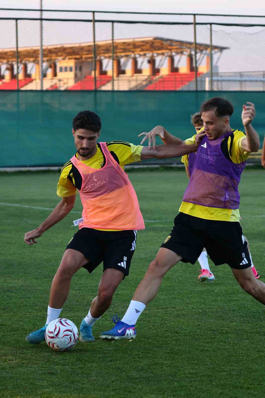 YENİ SEZON ÇALIŞMALARI KAPSAMINDA HAZIRLIKLARINI SÜRDÜREN ALİAĞA FK’NİN 11 GÜN SÜRECEK OLAN AFYON...