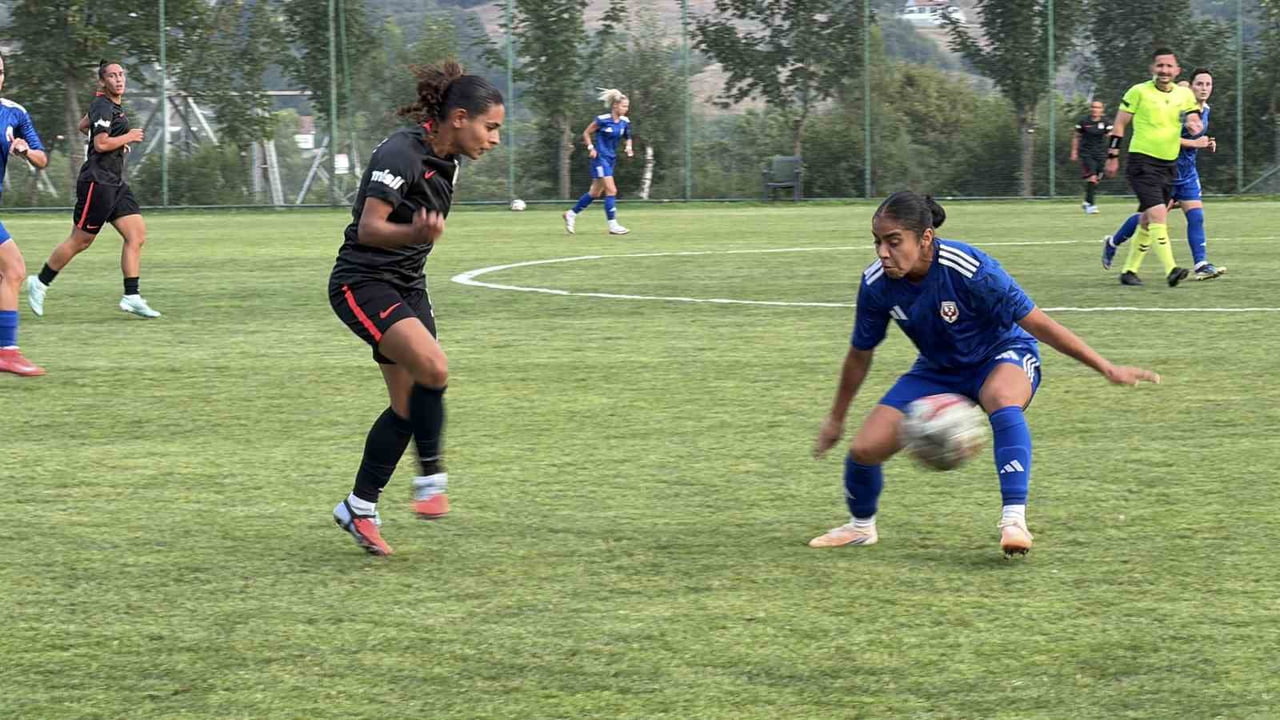 YENİ SEZON HAZIRLIKLARINI BOLU’DA SÜRDÜREN BEŞİKTAŞ JK KADIN FUTBOL TAKIMI, HAZIRLIK MAÇINDA...