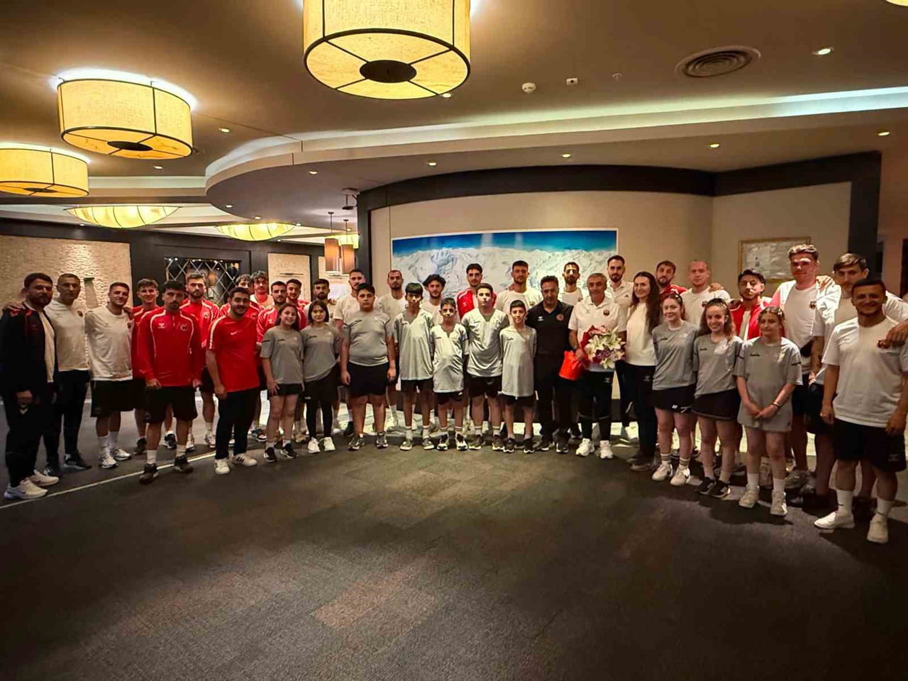 YENİ SEZON HAZIRLIKLARINI ERZURUM'DA SÜRDÜREN ERZİNCANSPOR, KAMP YAPTIĞI OTELDE ERZİNCAN BADMİNTON...