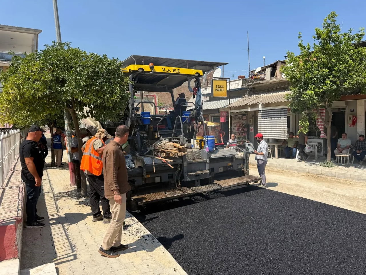 YENİPAZAR İLÇESİNİN ÖNEMLİ ULAŞIM ARTERLERİNDEN YÖRÜKALİ EFE CADDESİ’NDE 2. ETAP SICAK ASFALT...