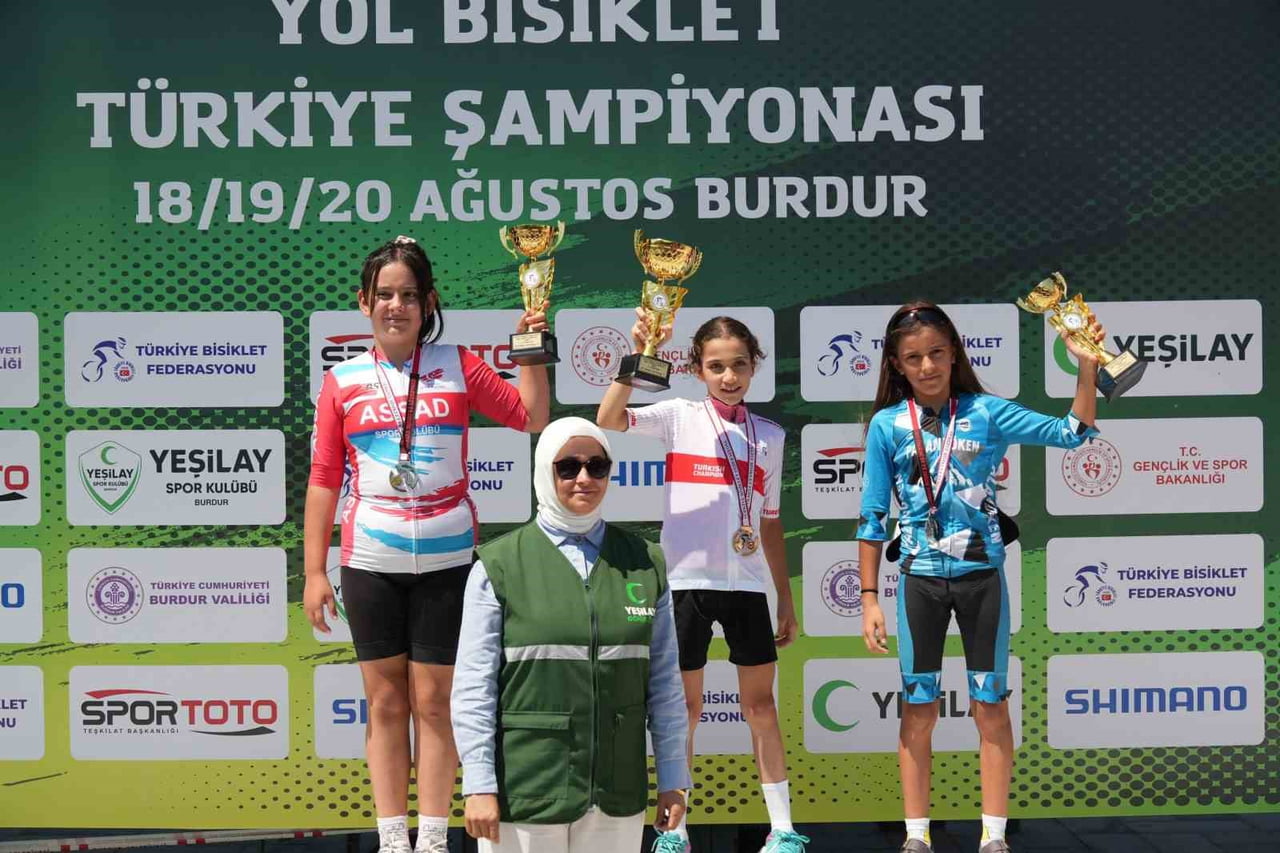 YEŞİLAY TÜRKİYE YOL ŞAMPİYONASI’NDA MÜCADELE EDEN AKHİSARLI SPORCULAR, FARKLI KATEGORİLERDE ELDE...