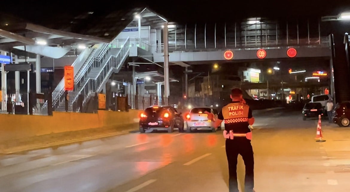 YGULAMA NOKTASININ HEMEN YANINDA TEHLİKELİ ŞERİT DEĞİŞTİREREK İLERLEYEN OTOMOBİL SÜRÜCÜSÜ, AYNI...