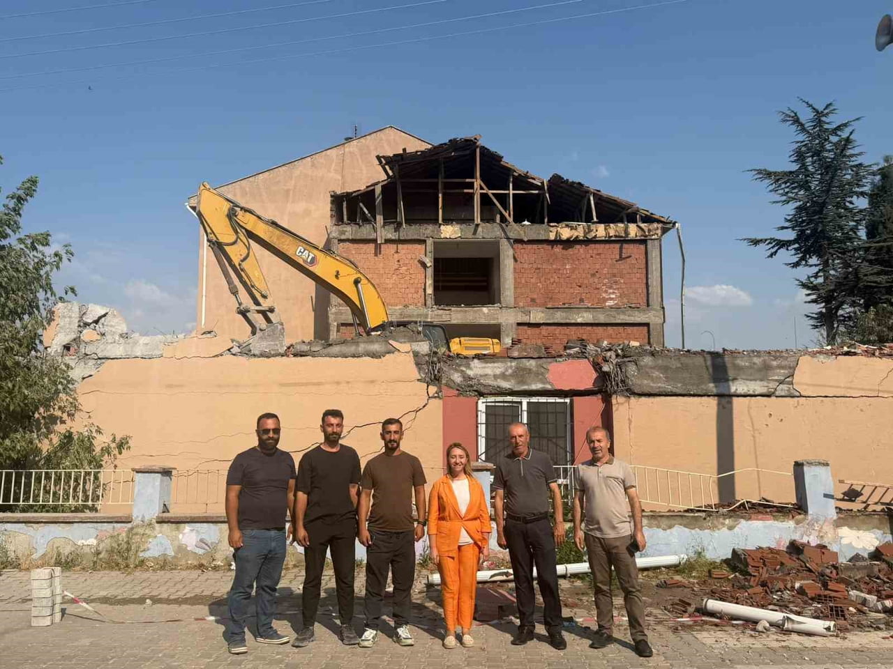YIKILAN OKULUN YERİNE NE GELECEĞİ MERAK KONUSU OLDU