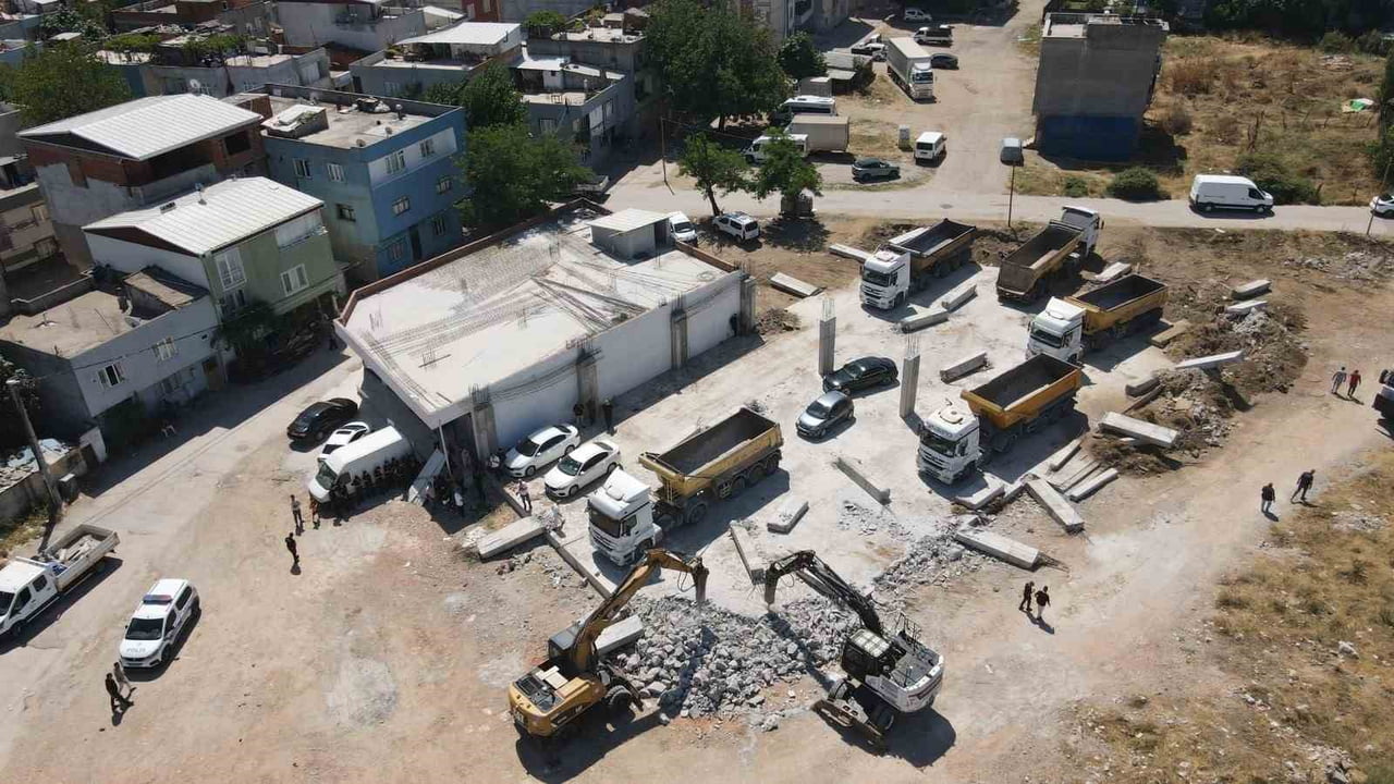 YILDIRIM BELEDİYESİ’NİN DAHA ÖNCE DE YIKIM KARARI VERDİĞİ ALANDA, MÜLK SAHİPLERİ YIKIMI ENGELLEMEK...