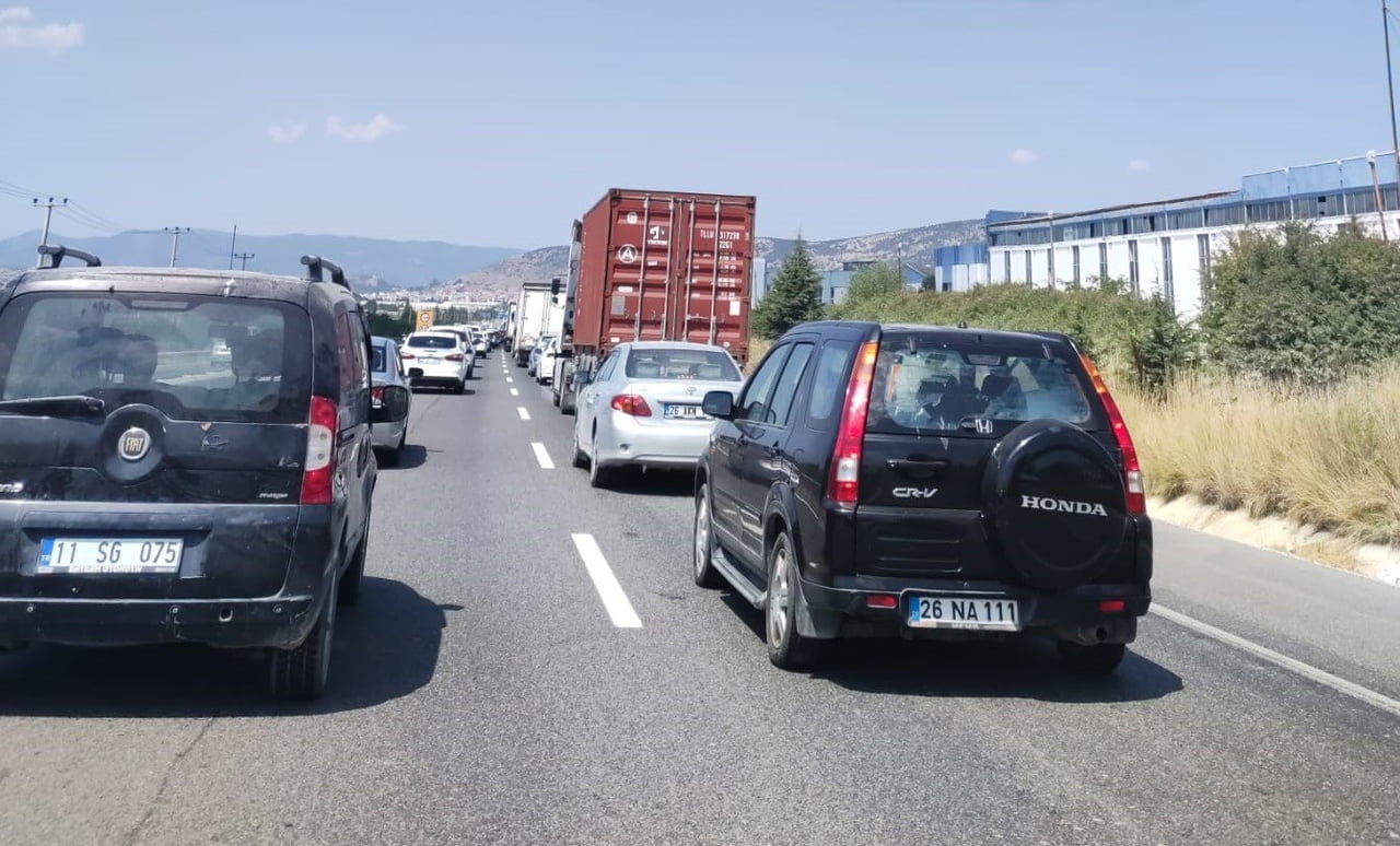 YOL ÇALIŞMASI UZUN ARAÇ KUYRUKLARINA NEDEN OLDU