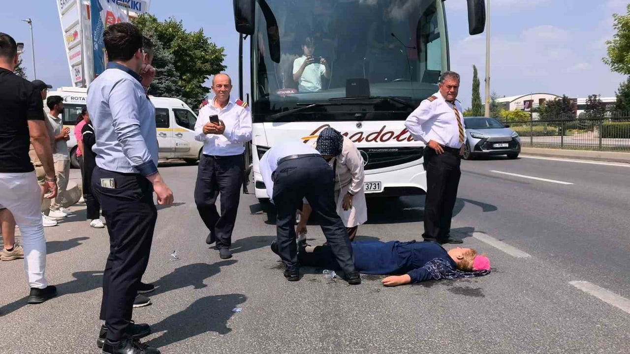 YOLCU OTOBÜSÜNÜN ÇARPTIĞI KADIN AĞIR YARALANDI