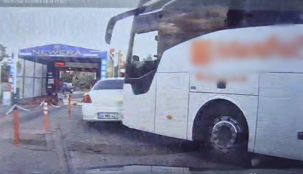YOLCU OTOBÜSÜNÜN ÇARPTIĞI OTOMOBİLİN SÜRÜKLENDİĞİ ANLAR ARAÇ KAMERASINA YANSIDI