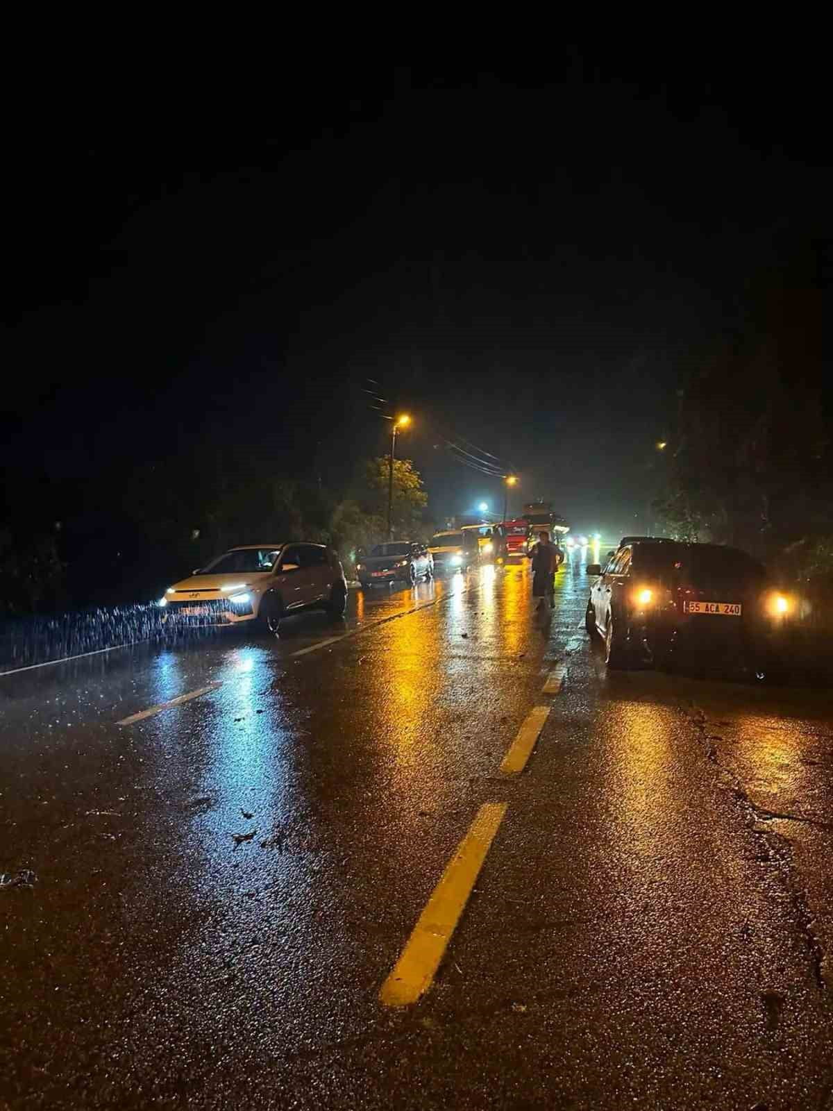 YOLUN AÇILMASINI BEKLEYEN ARAÇLAR