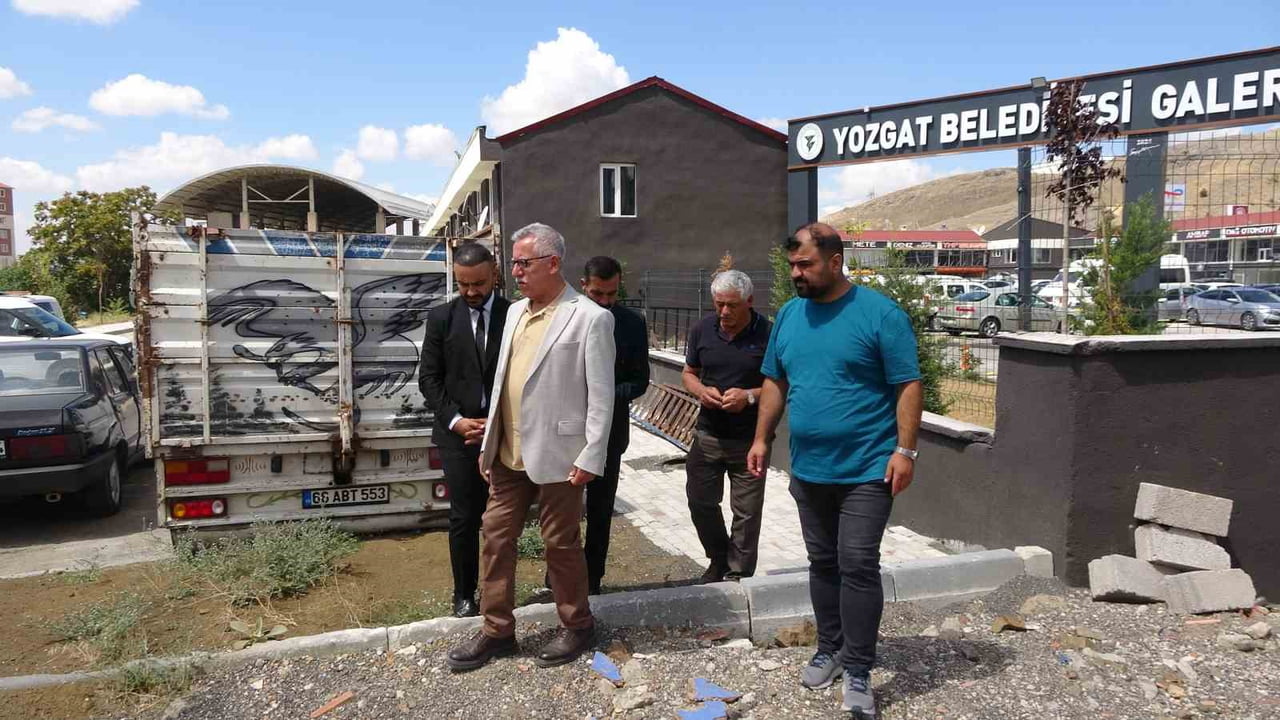 YOZGAT BELEDİYE BAŞKANI KAZIM ARSLAN, YENİLENEN GALERİCİLER SİTESİ'NDE DÜZENLEDİĞİ BASIN...