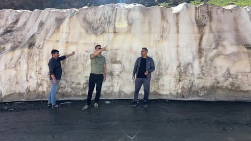 Yüksekova’da iki mevsim bir arada: Ağustos ayında metrelerce yükseklikteki kar tünelleri...