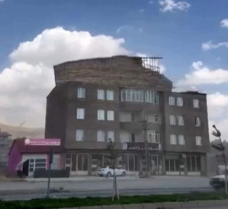 YÜKSEKOVA İLÇESİNDE ETKİLİ OLAN ŞİDDETLİ FIRTINA NEDENİYLE 3 KATLI BİR BİNANIN ÇATISI...