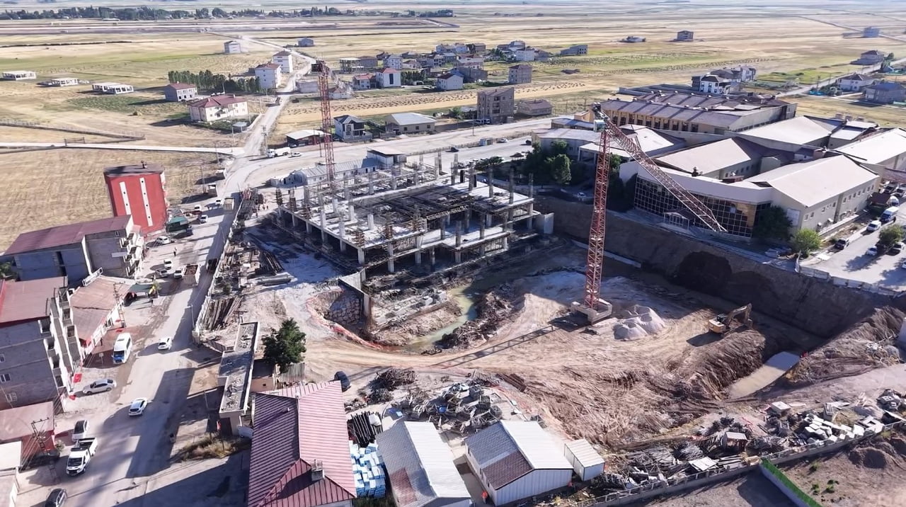 YÜKSEKOVA İLÇESİNDE YAPIMI SÜRDÜRÜLEN 100 YATAKLI DEVLET HASTANESİ EK HİZMET BİNASI İNŞAATI...