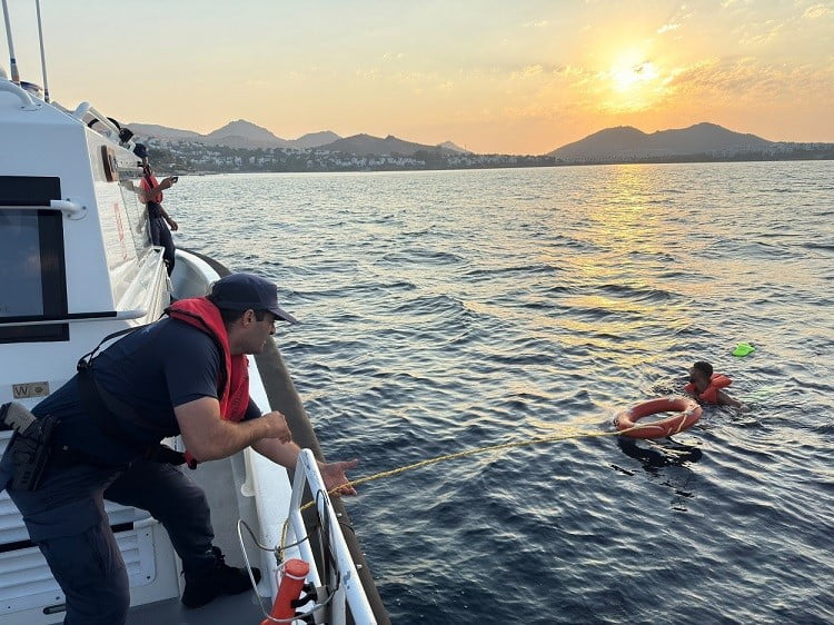YUNAN ADALARINA YÜZEREK GEÇMEYE ÇALIŞAN 1 DÜZENSİZ GÖÇMEN YAKALANDI