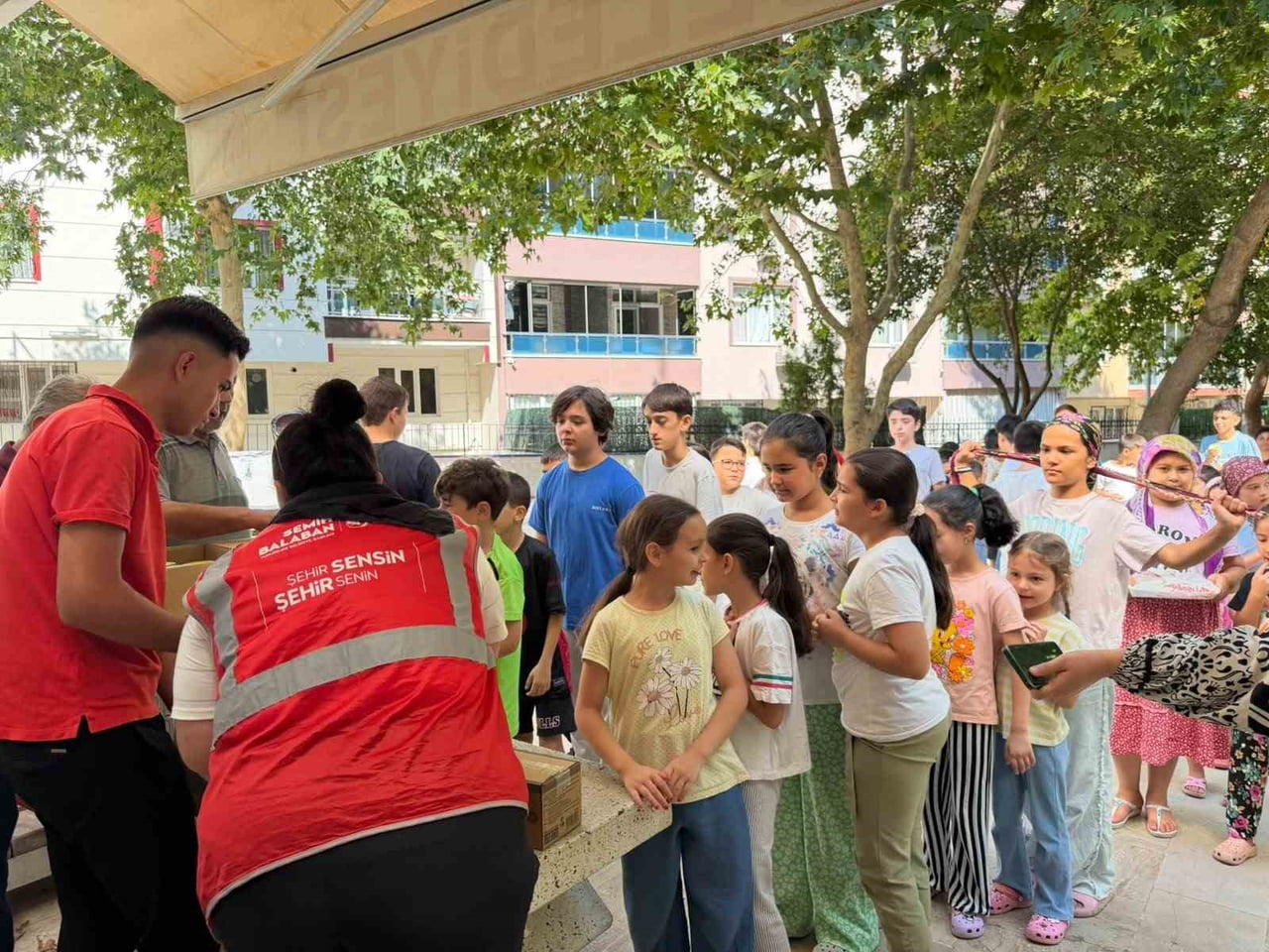 YUNUSEMRE BELEDİYESİ EKİPLERİ, İLÇE GENELİNDEKİ YAZ KUR'AN KURSLARINI ZİYARET EDEREK ÇOCUKLARA...