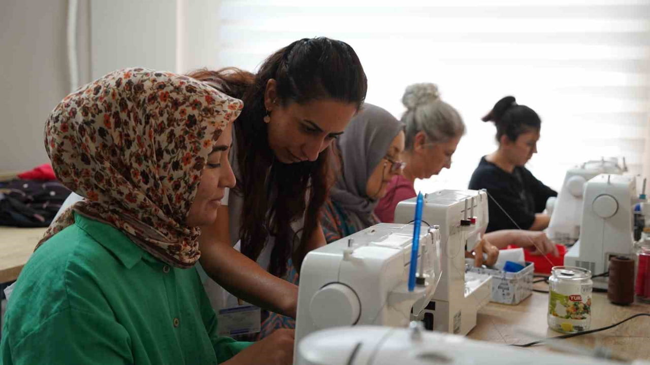 YUNUSEMRE BELEDİYESİ KADIN DAYANIŞMA VE EĞİTİM MERKEZLERİNDE DÜZENLENEN DİKİŞ KURSLARI, KADINLARIN...