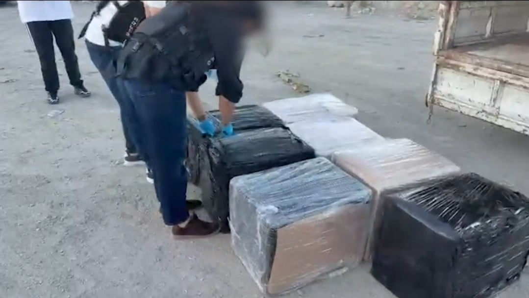 ZEYTİNBURNU'NDA ARAÇTAN 83 KİLO UYUŞTURUCU ÇIKTI