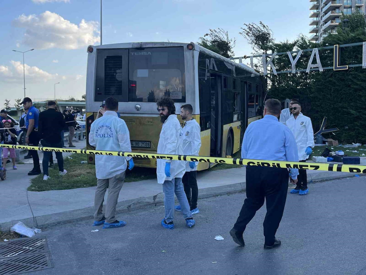 ZEYTİNBURNU'NDA İETT OTOBÜSÜNÜN DUVARA ÇARPTIĞI KAZADA ÖLÜ SAYISI 2’YE YÜKSELDİ.