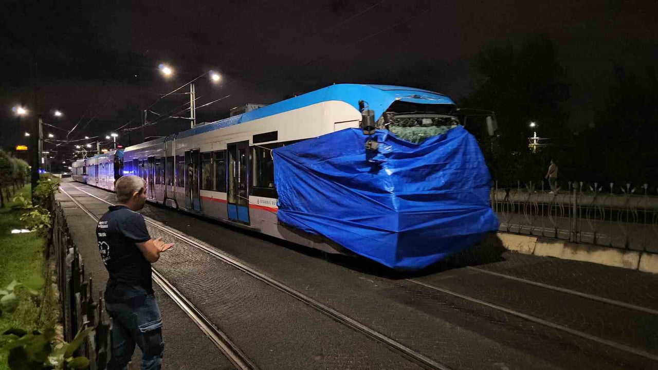 ZEYTİNBURNU'NDA KAFA KAFAYA ÇARPIŞAN TRAMVAYLAR KAZA ALANINDAN KALDIRILDI